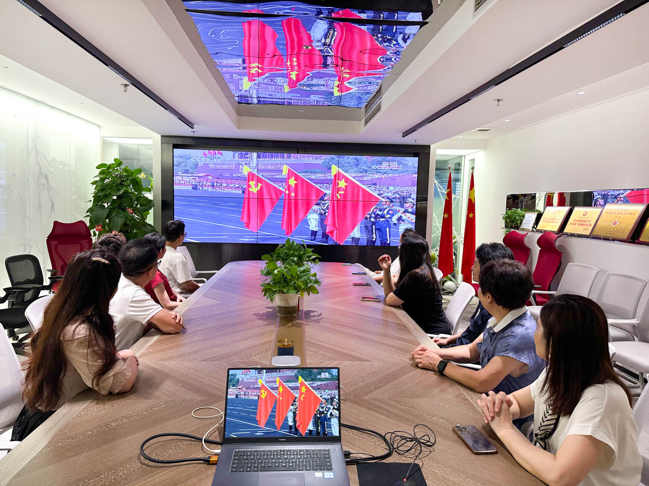 华体会平台,华体会（中国）装饰党支部组织党员观看九三阅兵仪式