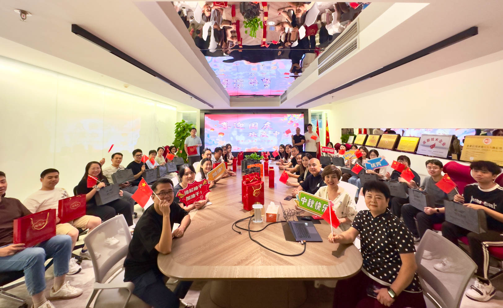 企业活动｜华体会平台,华体会（中国）装饰2025年喜迎国庆，欢度中秋
